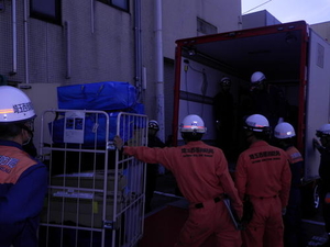 集結した資機材を空にした機材車に乗せている写真