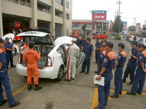 車両を取り囲みエンジニアから説明を受けています