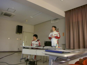 埼玉トヨタ自動車のエンジニアが研修室で講義を行っています