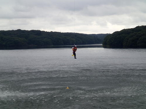 湖面で助けを待っていた要救助者をヘリコプターで吊り上げています