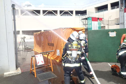 燃えている建物へ放水