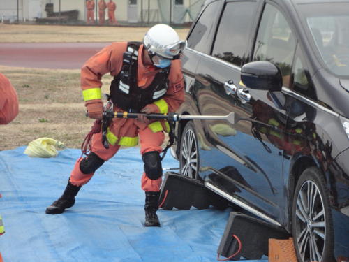 ＜救出訓練＞救助器具を活用した運転席ドアの開放（1）