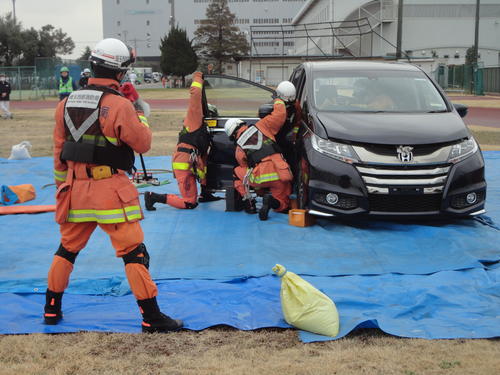 救助器具を活用した運転席ドアの開放（2）