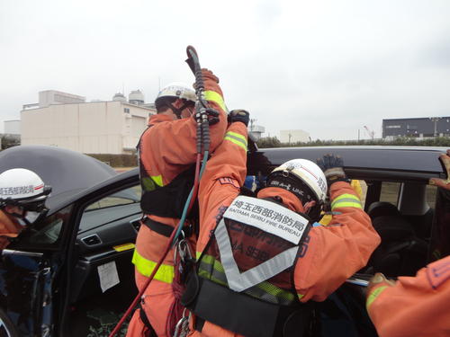 ＜車両破壊訓練＞大型油圧式救助器具カッターによる助手席ドア切断