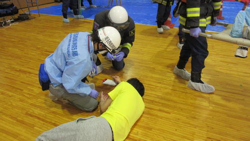救急救命士により負傷者のトリアージをしている画像