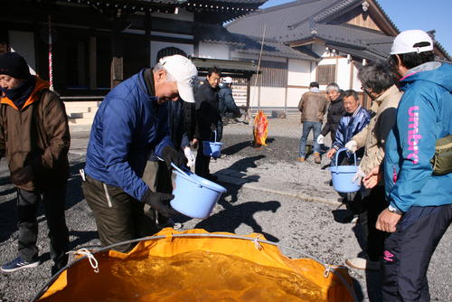 地域住民により初期消火が行われている写真です。