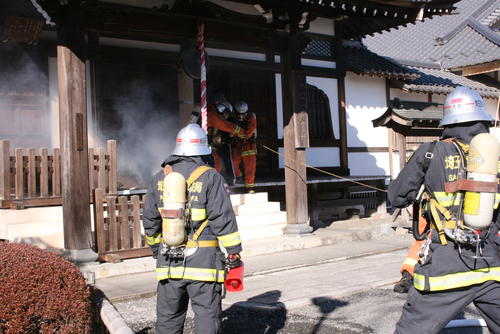 逃げ遅れた関係者を救出している写真です。