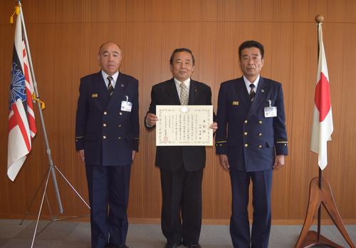 表彰後の記念撮影　左から酒井消防管理課長兼稲荷分署長　江坂幸男氏　松本飯能日高消防署長