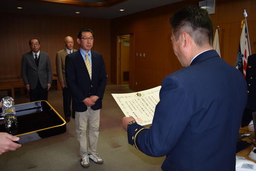 松本消防署長から表彰状を授与されている宮田康司氏の写真