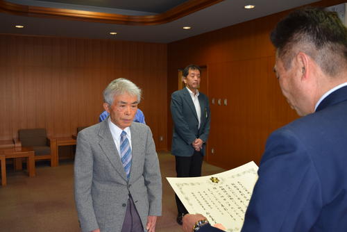 松本消防署長から表彰状を授与されている篠原政之氏の写真