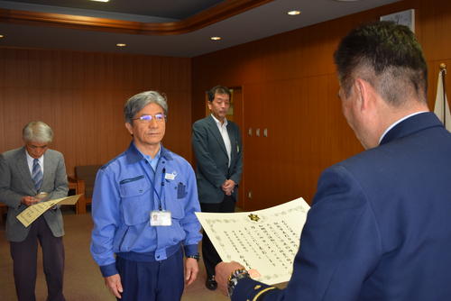 松本消防署長から表彰状を授与されている吉田政広氏の写真