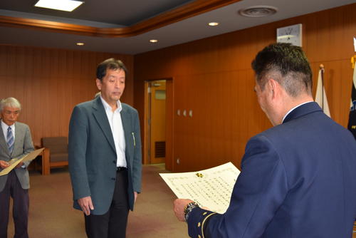 松本消防署長から表彰状を授与されている君野秀樹氏の写真