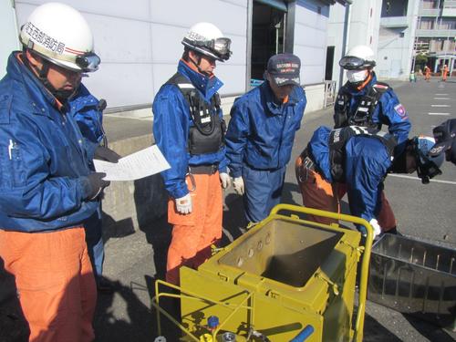 炊出し用資器材点検の様子