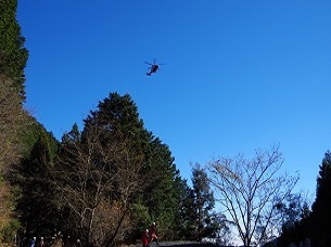 防災ヘリコプターが上空に到着した写真