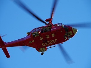 防災ヘリコプターが上空に到着した写真