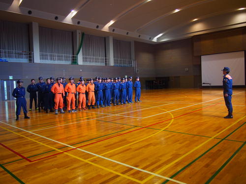 屋内訓練場での開会式の様子