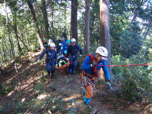 登山道を徒手搬送している様子