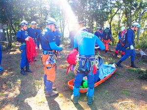 山頂まで搬送し救出完了した