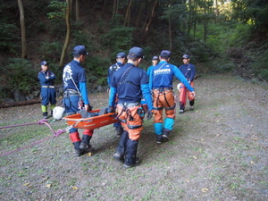 徒手搬送している様子