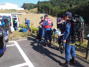 終結場所に到着し入山準備をしている