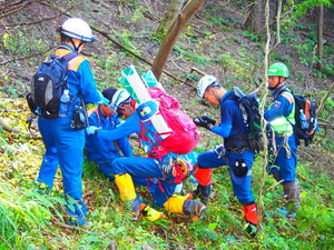 救命士が傷病者を観察している