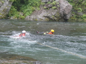 河川に救助隊員が泳いで救出に向かう