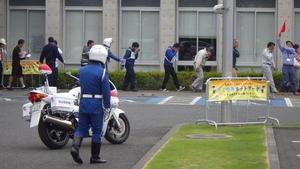 最先着で警察官が到着し、避難誘導をしている