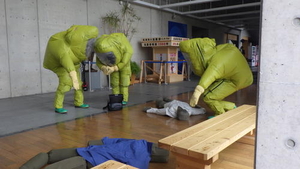 救助隊が屋内で重症者2名を発見
