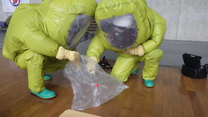 救助隊が毒劇物を回収する