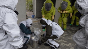 回収した毒劇物を警察へ引き渡す