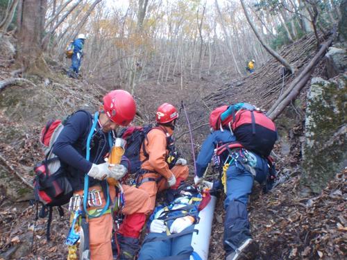 山岳地での災害に備え、隣接する秩父消防本部及び埼玉県防災航空隊との連携強化、指揮運用並びに山岳地における救助技術の向上を目的に訓練を実施しました。