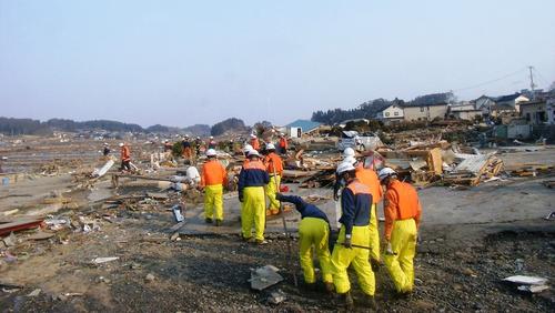 東日本大震災、被災地での捜索活動の様子