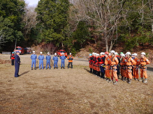 平成31年2月7日（木曜日）、埼玉西部消防局飯能日高消防署山岳救助隊は、東京消防庁青梅消防署山岳救助隊と合同訓練を実施し、活動方針・装備・使用資器材の特徴などについて検証・情報交換することで、現場活動の強化及び知識と技術の向上を図りました。