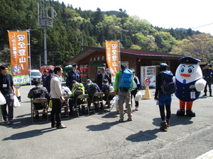 正丸駅で登山届けを提出している