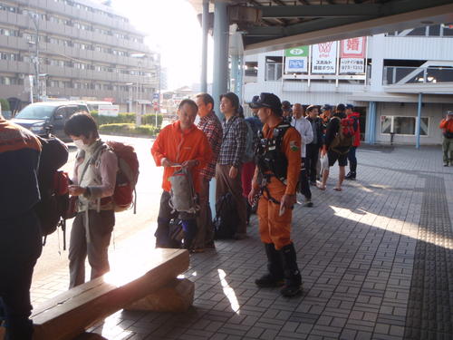 西武池袋線飯能駅北口で登山客に山岳事故防止についてアドバイスをいている