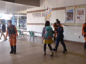 登山客に安全登山を呼びかけている様子