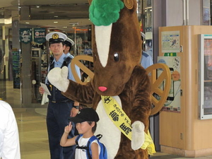 飯能市のゆるキャラむーまが子供に囲まれている様子