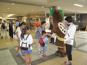 飯能市のゆるキャラむーまが子供に囲まれている様子