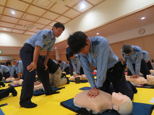 応急手当指導員の資格を持った警察署員による指導