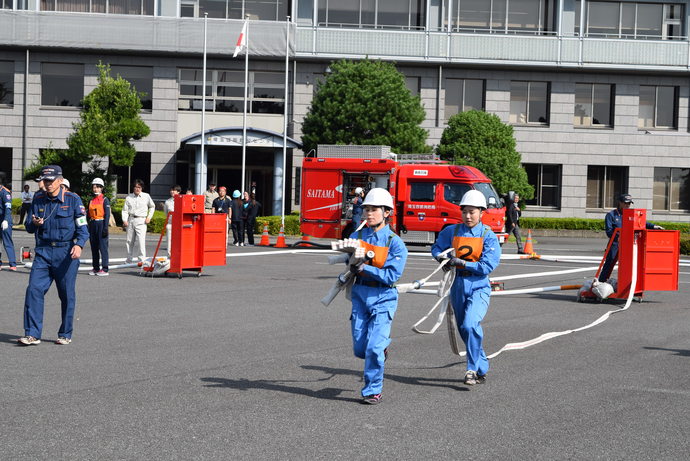 屋内消火栓からホース延長（女子）写真