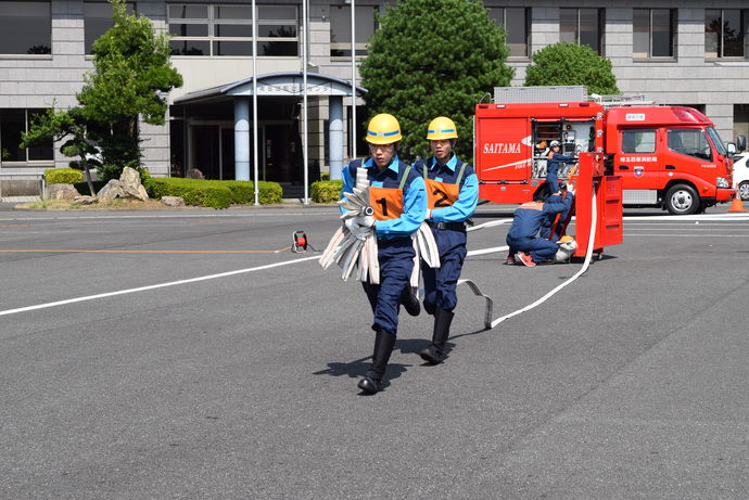 屋内消火栓からホース延長（男子）写真