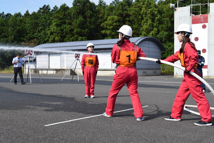 火点に向け放水（女子）写真