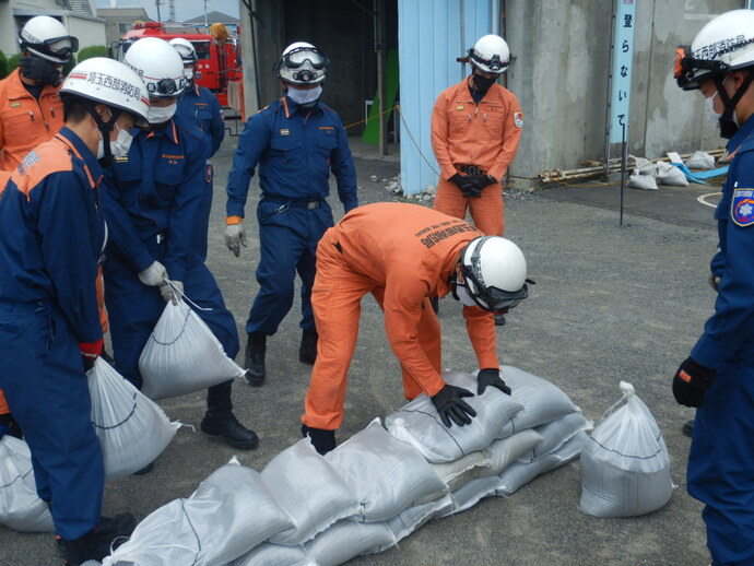 （写真）積み土のう工法訓練