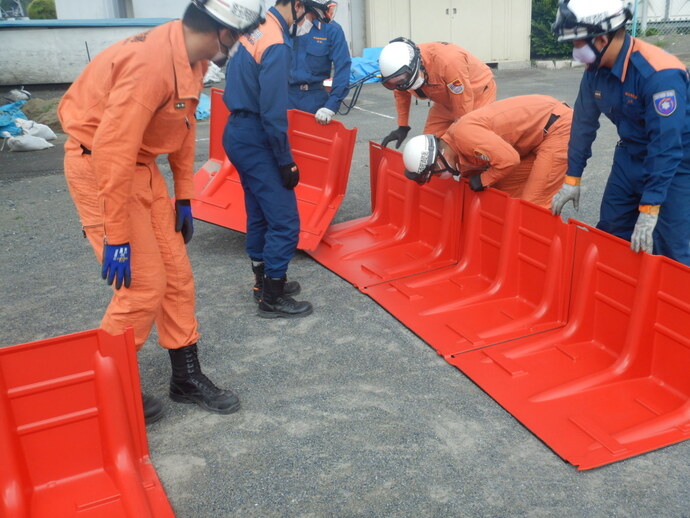 （写真）ボックスウォール取り扱い訓練