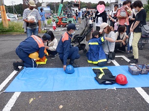 子ども用防火衣を着て写真撮影の準備