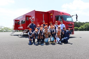 拠点機能形成車の前で集合写真