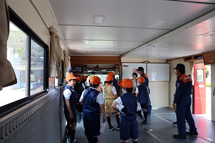 拠点機能形成車内の見学