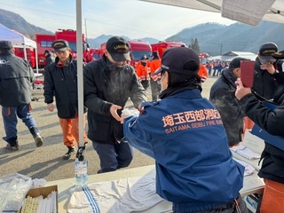 食事を配布している状況を撮影した写真