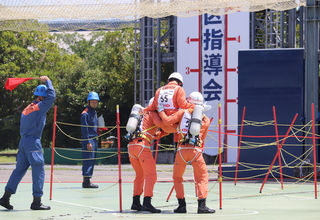 要救助者を搬送している写真