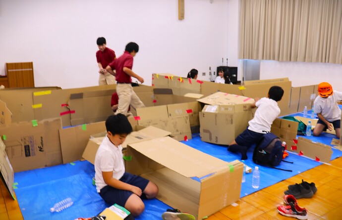 ダンボールで区画しプライバシー空間を作成